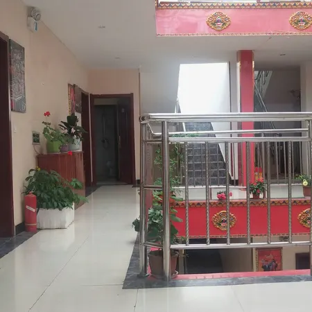 Luqu Century Hotel (Yueya Lake Park)