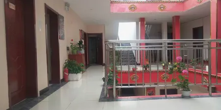 Luqu Century Hotel (Yueya Lake Park) Отели в г. Луцюй