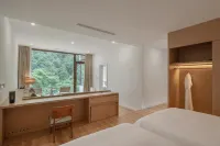 Stray Birds Hotel - พร้อมระเบียง