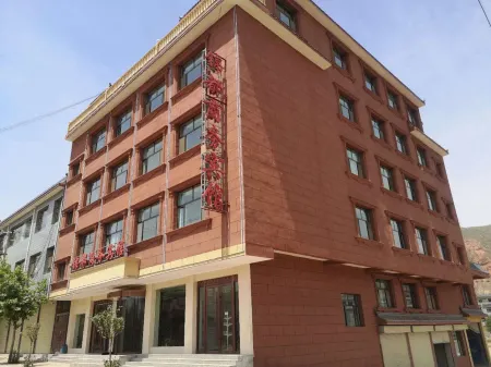 Jishishan Jindu Business Hotel Отели рядом с достопримечательностью «Jishi Pass»