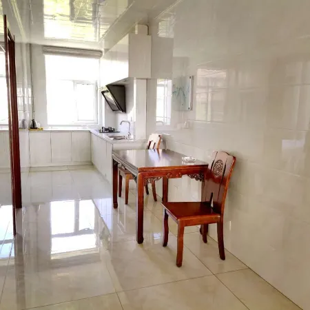 Urad Zhongqi Huawen Business Hotel