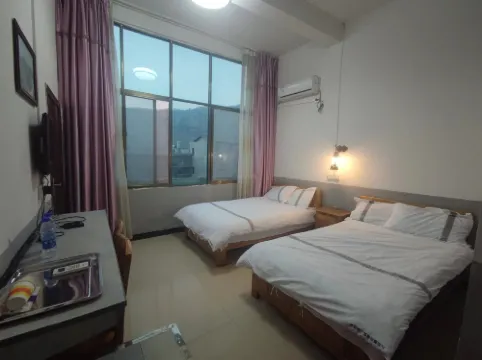 Luoping Jiulong Waterfall Scenic Shanzhai Homestay