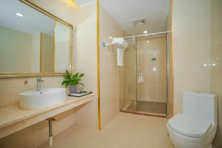 Qianmei International Hotel (Shaoguan Nanxiong Covered Bridge)