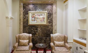 a living room with two couches , one on the left and the other on the right side of the room at City Hotel