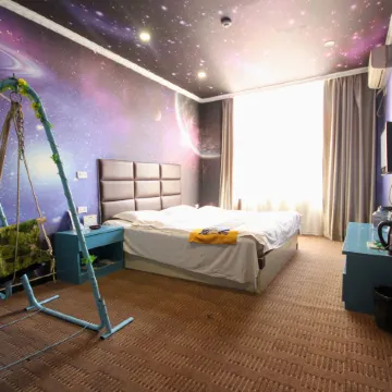 Xingping Yihai Hotel