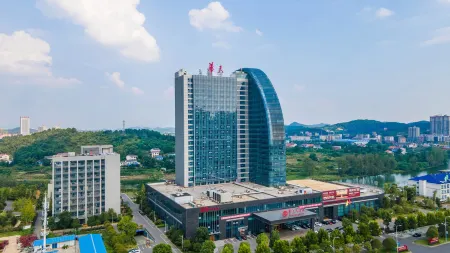 Huatian Hotel Loudi Отели рядом с достопримечательностью «Loudi Vocational and Technical College»