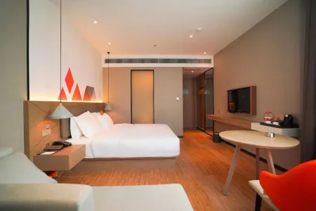 Borrman Hotel(Zhongshan ancient town Huayi Plaza light rail station store)