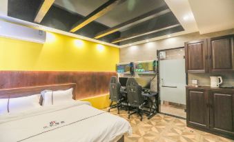 Xiaobu Electric Gaming Hotel (Tiexi Square Branch)