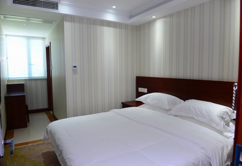 Shanghai Heyue Hotel over view