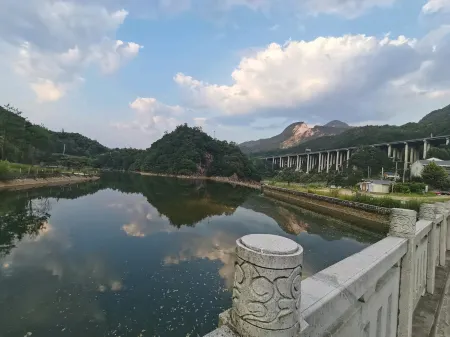 Yuexi Lvfuyuan Farm Stay Отели рядом с достопримечательностью «Rainbow Waterfall Scenic Spot In The Dabie Mountains»