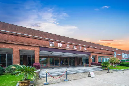 Jiangxi Bailu Hotel Отели рядом с достопримечательностью «Jiangxi Modern Polytechnic College»