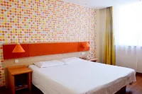 Home Inn (Zhonghua South Avenue, West Square of Shijiazhuang Railway Station) Hotels near Tilting bike