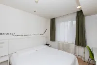 Motel Hotel (Harbin Hongqi Street Gongbin Road Subway Station Branch) Отели в г. Харбин