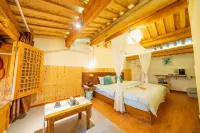 BuYueju Peacock Inn - Inns