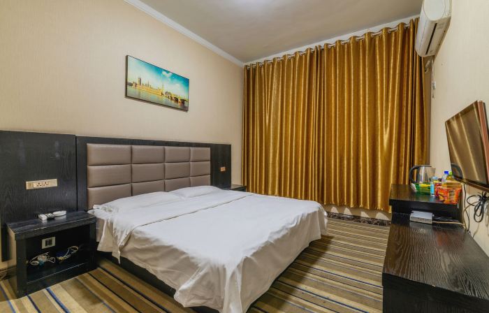 Queshan Junyue Express Hotel