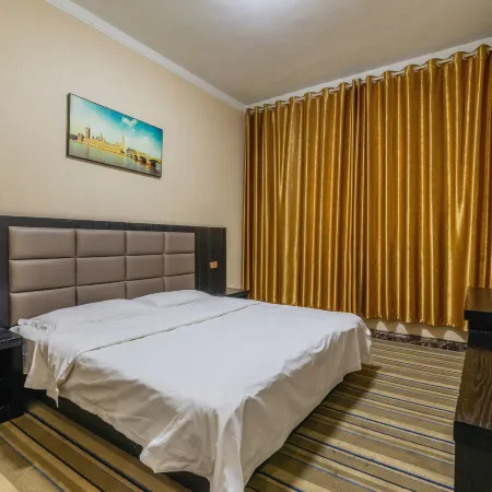 Queshan Junyue Express Hotel