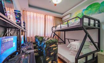 Flying E-sports Hotel (Golden Rock Beach )