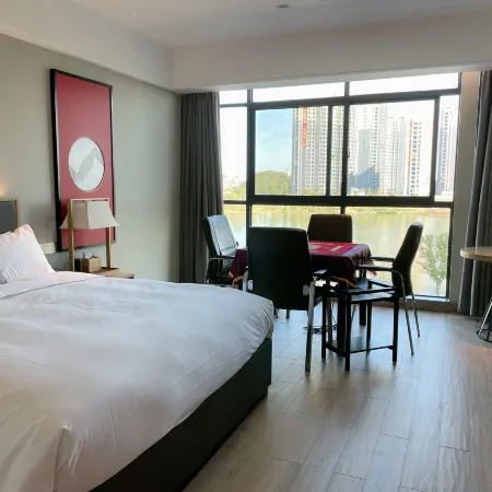 Yicheng Hotel (Huarong Zhuangyuan Lake Ecological Wetland Park store)