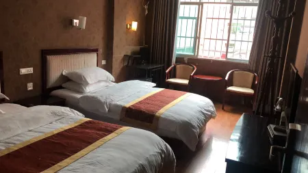 Yinjiang Famous City Hotel Отели рядом с достопримечательностью «Yinjiang Museum»