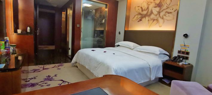 Jinbi Huafu Hotel Отели в г. Мило