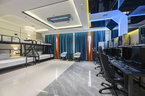 Jinzuo E-sports Hotel (Linyi Huitong RT-Mart Store)