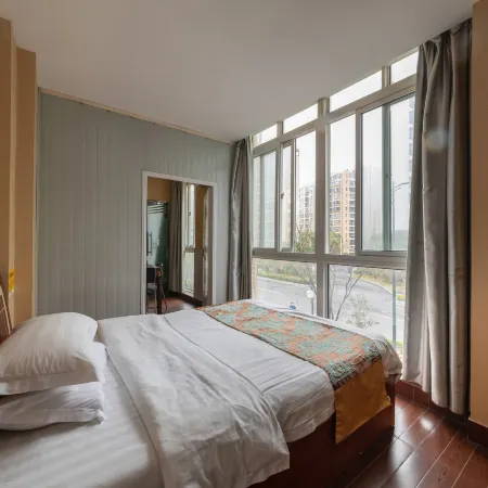 Zhihe E-sports Hotel (Yancheng Golden Eagle Shopping Center Julong Lake Store)