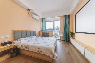 First sight intelligent film and television apartment (Linyi University Town Golf manor store)