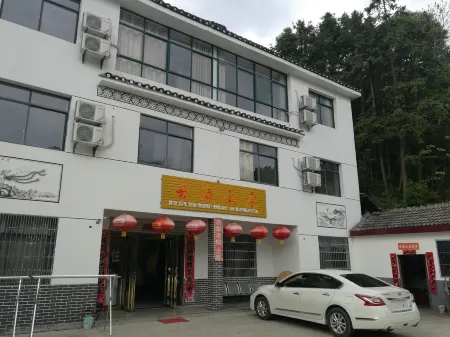 Luotian Yunhai Mountain Villa Отели рядом с достопримечательностью «Qingtaiguan Sceneic Area»