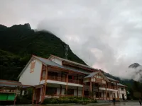 Qingchuan Yijia Xiaozhu Village Hotel
