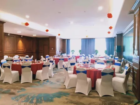 Urumqi Yilong International Hotel (Urumqi High-speed Rail Station Autonomous Region Museum Store) Отели рядом с достопримечательностью «S21 Desert Highway»