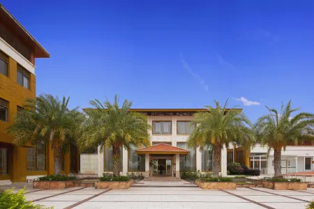 Donghe Hotel Отели рядом с достопримечательностью «Отдел Управления охраны Уезда Чуанбэ, национальный природный заповедник Юньнань Циншань»