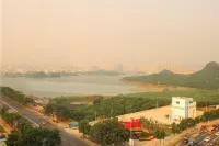 U-Hotel (Shenzhen Fuyong Metro Station) - vue sur la montagne