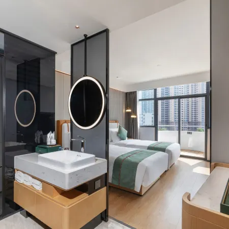 ELong Xicheng International Hotel(Haiya Colorful City Tongle South Subway Station Store） Отели рядом с достопримечательностью «Театр Хайя»