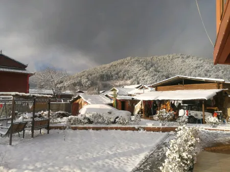 Bujian Bunian Inn Lugu Lake Отели рядом с достопримечательностью «Modai Wangfeifu»