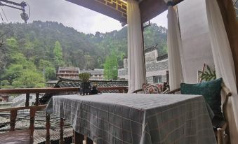 Fenghuang Shanjianxishui Courtyard Inn