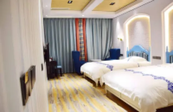 Xuyong Yujian Customs Theme Hotel Hotels near Peachblossom Castle Scenic Spot