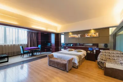 Fulide Holiday Hotel (Pangdonglai Branch, Pingyuan Road, Xinxiang) Hotels in The train station/department store building