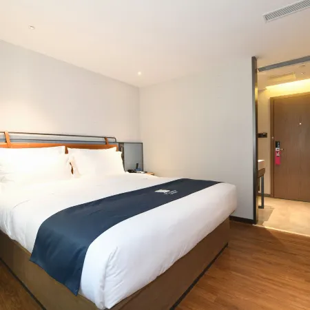 ECHARM Hotel (Guangzhou Tiyuxi Road Subway Station Flagship Store Zhujiang New town) Отели рядом с достопримечательностью «Стадион «Тяньхэ»»