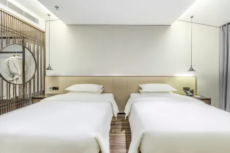 Moshang Light Hotel (Luanchuan Laojunshan Fenghuang Tianjie Store)