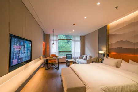 JUNLIN.CRESCENT BAY HOTEL