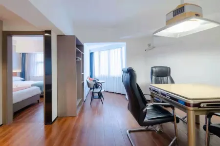 LiangZhi Huipin Hotel (Haikou Youyi Commercial Plaza Qilou Old Street)