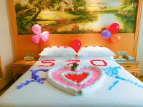 Vienna International Hotel (Leshan high-speed railway station Jiaxing road gourmet street shop)