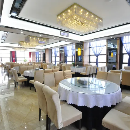 Mingchun International Holiday Hotel Отели рядом с достопримечательностью «Озеро Дяньчи»