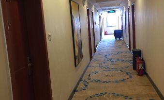 Huayue Fashion Hotel (Gongyi Xinhua North Road Dasong Food City)