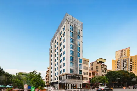 Meirui Hotel (Beiliu Central Plaza Bus Terminal) Отели рядом с достопримечательностью «Darongshan National Forest Park»