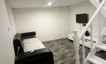 Yongcheng Lily Theme Hotel