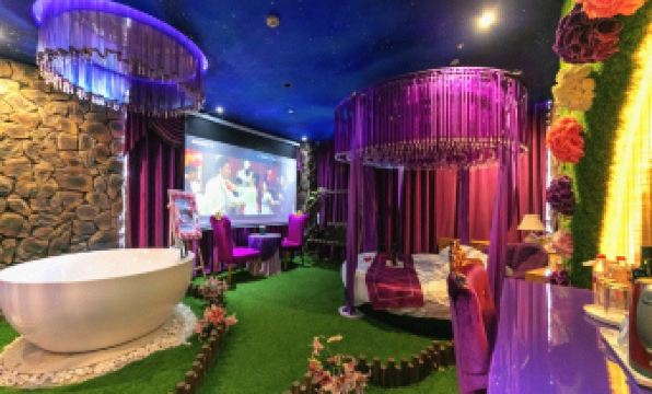 Pinai Film Theme Hotel (Beijing International Trade Baiziwan Subway Station)