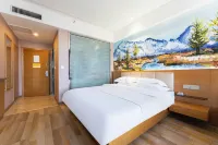 Yiju Fashion Hotel (Wuwei Railway Station Pedestrian Street)