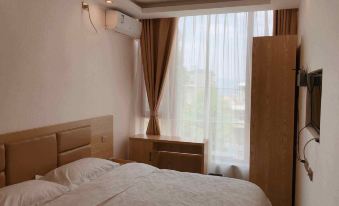 Fuxian Lake Renhe Hotel (Luchong Scenic Area)