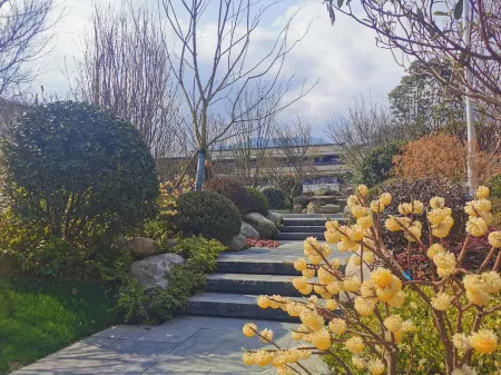 Hampton by Hilton Emeishan Отели рядом с достопримечательностью «Jiulao Cave»